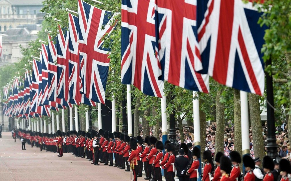 Thực ra,  Nữ hoàng Elizabeth II sinh ra vào ngày 21/4, nhưng nước Anh thường tổ chức các hoạt động chính thức mừng sinh nhật bà vào một ngày thứ 7 của tháng 6 hàng năm. Ảnh: Hàng dài vệ binh Hoàng gia Anh tham gia lễ diễu binh mừng sinh nhật Nữ hoàng ở đường Mall ngày 11/6.